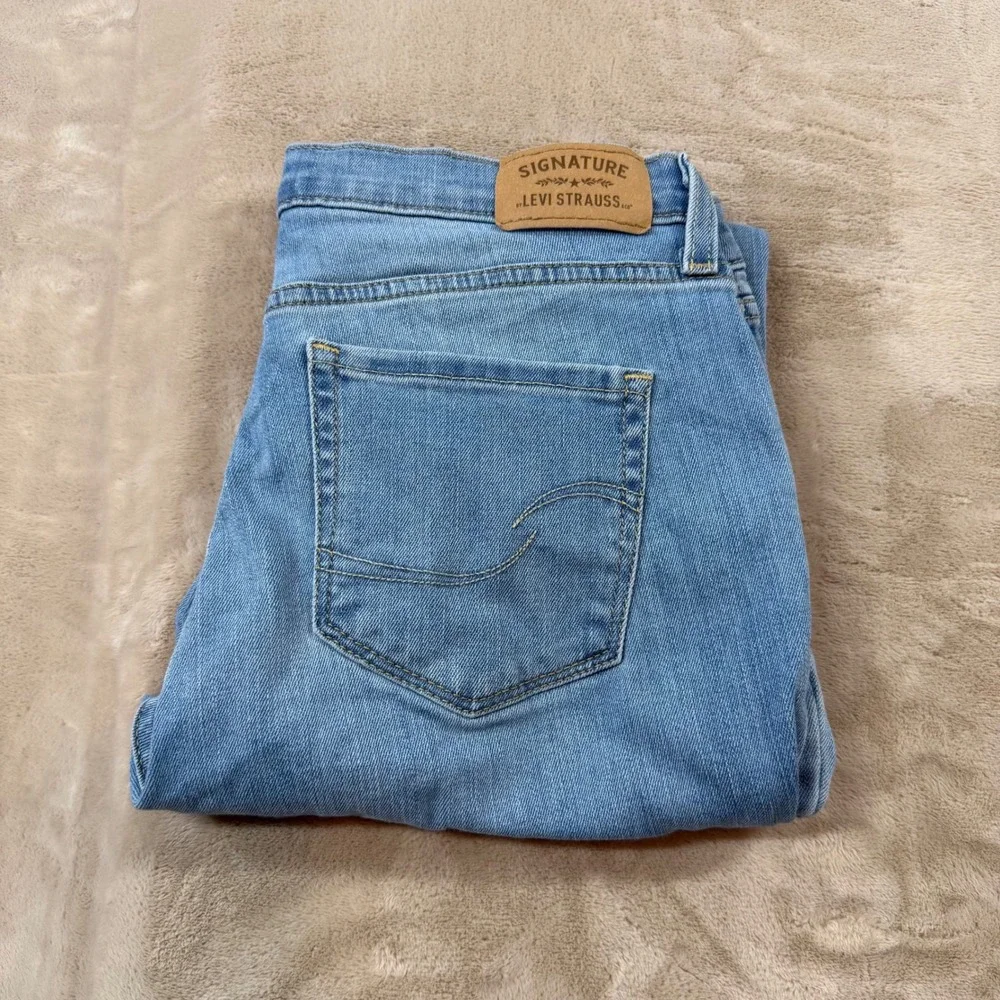 Signature by Levi Strauss Super Skinny Jean Womens 28 Light Wash Distressed Good
